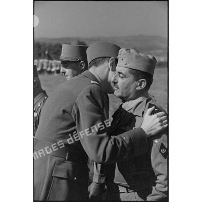 Le général de Gaulle embrasse le général Guillaume après une remise de décoration à Rome.