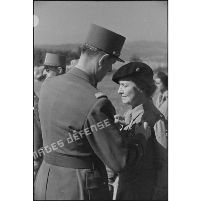 Le général de Gaulle décore Mme le général Catroux.