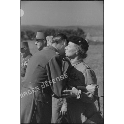 Le général de Gaulle embrasse Mme le général Catroux après une remise de décoration à Rome.