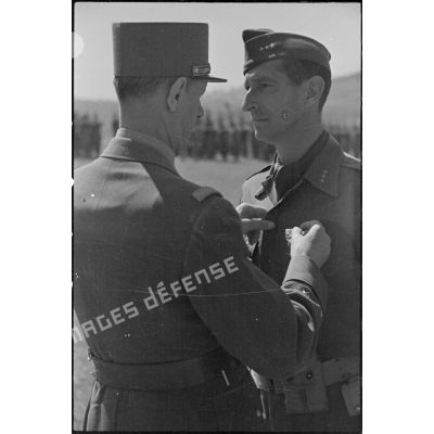 Le général de Gaulle décore le général Clark lors d'une cérémonie à Rome.