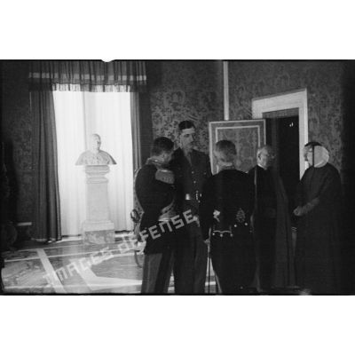 Le général de Gaulle s'entretient avec le comte Chiassi lors d'une cérémonie à Rome.
