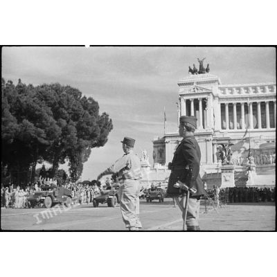 Les généraux Juin et Dody pendant le défilé place de Venise à Rome.