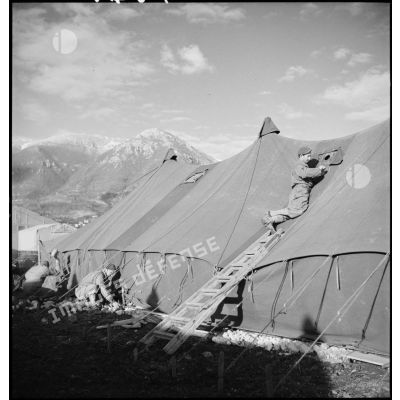 Installation de la cheminée sur une tente d'un hôpital de campagne sur le front italien.