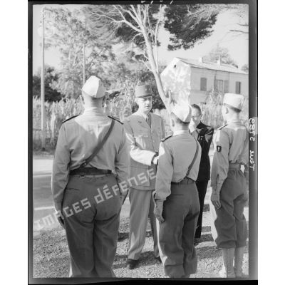 Les officiers de l'école de Cherchell sont présentés au général de Gaulle.
