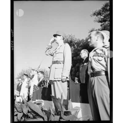 Le général de Gaulle pendant le défilé lors d'une visite de l'école de Cherchell.