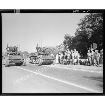 Défilé des chars à l'occasion de la visite du général de Gaulle à l'école de Cherchell.
