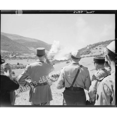 Le général de Gaulle observe les manoeuvres avec les jumelles sur le terrain de l'école de Cherchell.