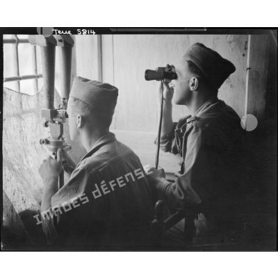 Observateur d'artillerie à la binoculaire sur le front toscan.