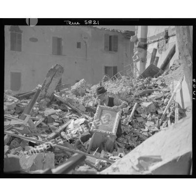 Civil italien fouillant les ruines de sa maison.