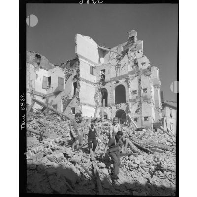 Italiens dans les ruines de leur maison.