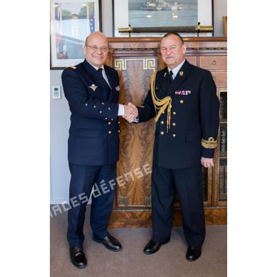 Photographie officielle de l'amiral Christophe Prazuck, CEMM (chef d'état-major de la Marine), aux côtés de son homologue polonais Miroslav Mordel, dans les locaux de la Marine à Balard.