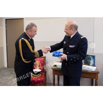 Echange de cadeaux entre l'amiral Christophe Prazuck, CEMM (chef d'état-major de la Marine), et son homologue polonais Miroslav Mordel, dans les locaux de la Marine à Balard.