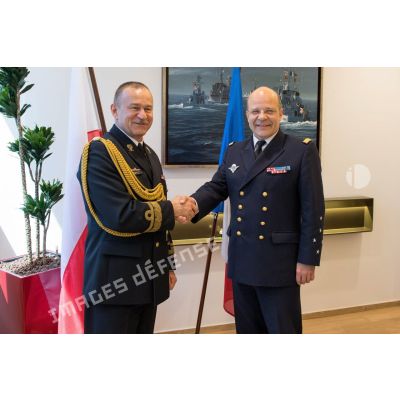 Portrait de l'amiral Christophe Prazuck, CEMM (chef d'état-major de la Marine), aux côtés de son homologue polonais Miroslav Mordel, dans les locaux de la Marine à Balard.