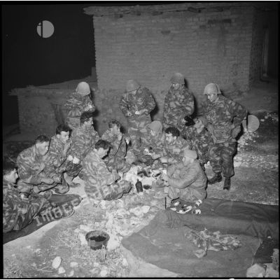 Dîner des soldats du 8e BPC  (bataillon de parachutistes coloniaux) pendant une opération.