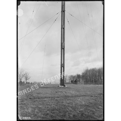 Metz. Poste radio allemand. Pylône bois de 80 mètres de hauteur. [légende d'origine]