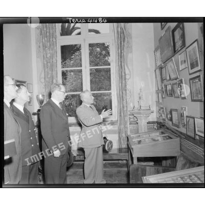 André Diethelm visite le musée du souvenir de la Légion.