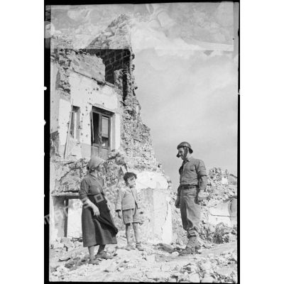 Dans les ruines des maisons, les soldats côtoient la popuilation civile.