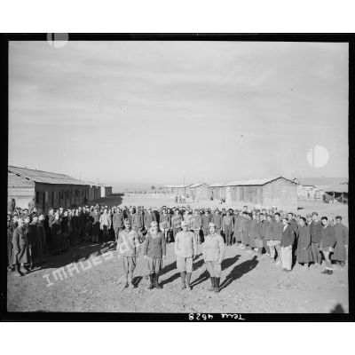 Rassemblement d'une partie des prisonniers du camp de prisonniers italiens n°8.