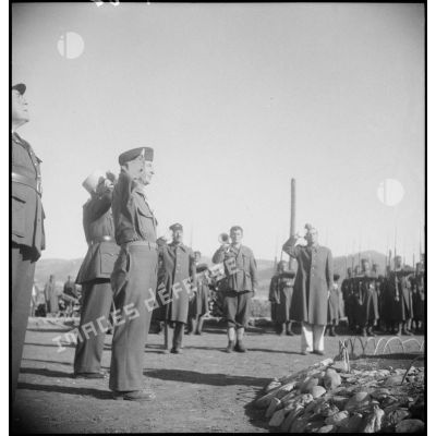 Le commandant du camp de prisonniers italiens n°8 saluant le drapeau.