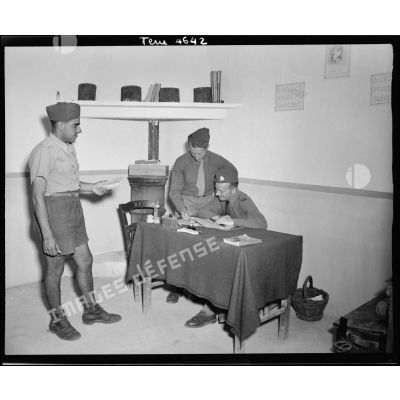 Bureau de l'officier interprète au camp de prisonniers italiens n°8.
