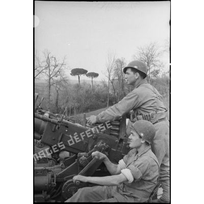 Tireur et chargeur d'un canon antiaérien Bofors de 40 mm du 40e GACFTA (groupe autonome colonial des forces terrestres antiaériennes), placé en protection d'un pont Bailey, à la sortie sud de Sessa Aurunca, en direction de la route numéro 7.