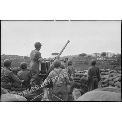 Canon antiaérien Bofors de 40 mm de la batterie B du 40e GACFTA (groupe autonome colonial des forces terrestres antiaériennes), placé en protection d'un pont Bailey, situé en contrebas de la position, à la sortie sud de Sessa Aurunca, en direction de la route numéro 7.