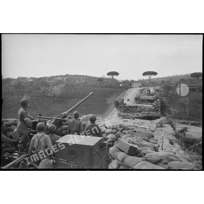 Canon antiaérien Bofors de 40 mm de la batterie B du 40e groupe autonome colonial des forces terrestres antiaériennes (GACFTA), placé en protection d'un pont Bailey, situé en contrebas de la position, à la sortie sud de Sessa Aurunca, en direction de la route numéro 7.
