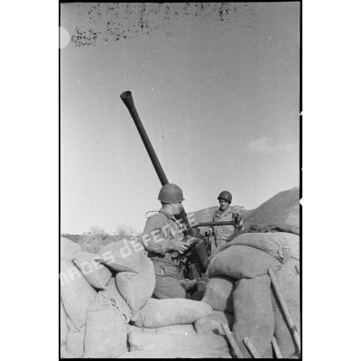 Tireur et chargeur d'un canon antiaérien Bofors de 40 mm du 40e GACFTA (groupe autonome colonial des forces terrestres antiaériennes), placé en protection d'un pont Bailey.