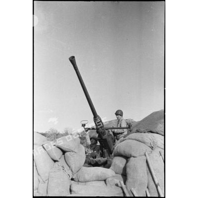 Tireur et chargeur d'un canon antiaérien Bofors de 40 mm du 40e GACFTA (groupe autonome colonial des forces terrestres antiaériennes), à leur poste de combat.