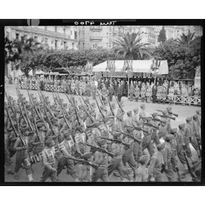Défilé des tirailleurs algériens à l'occasion de la fête de Jeanne d'Arc.