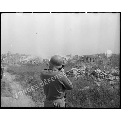 Un caméraman filme le bombardement d'un village italien.
