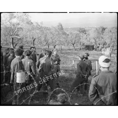 Le caméraman du SCA (Service cinématographique de l'armée) Roger Montéran, muni de sa caméral Bell & Howell, se trouve parmi des soldats allemands, appartenant probablement à la 71. Infanterie-Division (division d'infanterie) et faits prisonniers lors de la prise de Castelforte par la 3e DIA (division d'infanterie algérienne).
