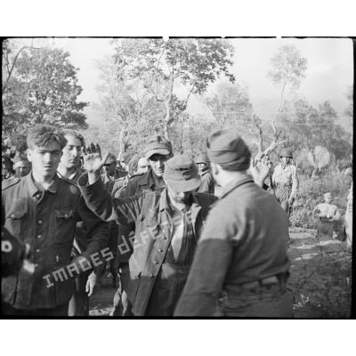 Des fantassins allemands, appartenant probablement à la 71. Infanterie-Division (division d'infanterie) et faits prisonniers lors de la prise de Castelforte par la 3e DIA (division d'infanterie algérienne), sont fouillés.