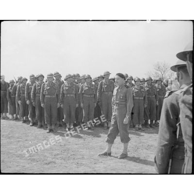 Dans le secteur du Garigliano, le général d'armée Alphonse Juin, commandant le CEFI (Corps expéditionnaire francais en Italie), qui préside une cérémonie d'hommage aux soldats tombés pendant la campagne, s'adresse aux officiers.