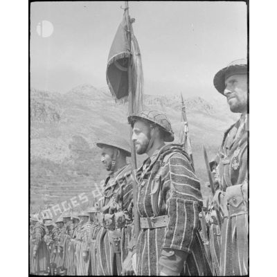 La garde au fanion d'un tabor marocain écoute l'appel des morts lors d'une cérémonie d'hommage aux soldats du Corps expéditionnaire français en Italie (CEFI) tombés pendant la campagne.