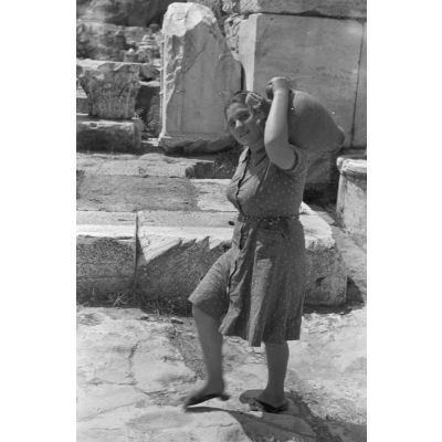Dans les ruines antiques d'Éleusis (Elefsina), une femme grecque portant une amphore.