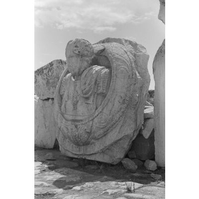 Dans les ruines antiques d'Éleusis (Elefsina), le buste de Marc Aurèle qui faisait partie de la frise des grands Propylées.