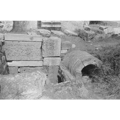 Une partie d'un aqueduc romain dans les ruines antiques d'Éleusis (Elefsina).
