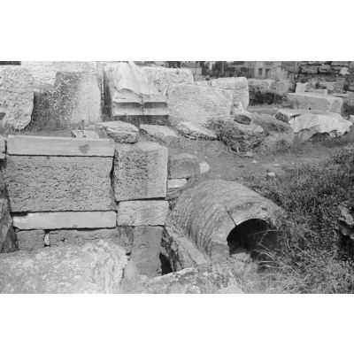 Une partie d'un aqueduc romain dans les ruines antiques d'Éleusis (Elefsina).