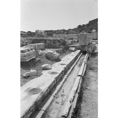 Un bassin de lavages rituels au sein des ruines antiques d'Éleusis (Elefsina).