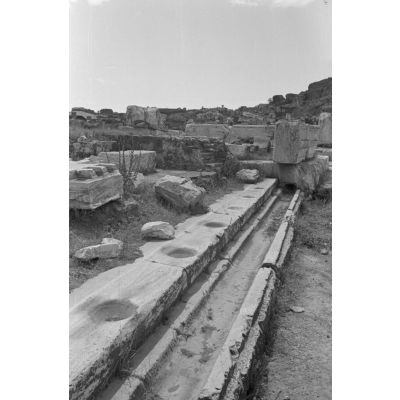 Un bassin de lavages rituels au sein des ruines antiques d'Éleusis (Elefsina).