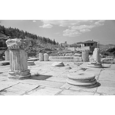 Les ruines de grands Propylées d'Éleusis.