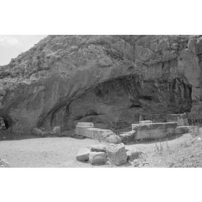 Sur le site antique d'Éleusis (Elefsina), le sanctuaire Plutonium (Ploutoneion) qui fut l'entrée des Enfers (Hadès).