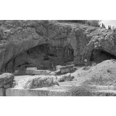 Sur le site antique d'Éleusis (Elefsina), le sanctuaire Plutonium (Ploutoneion) qui fut l'entrée des Enfers (Hadès).