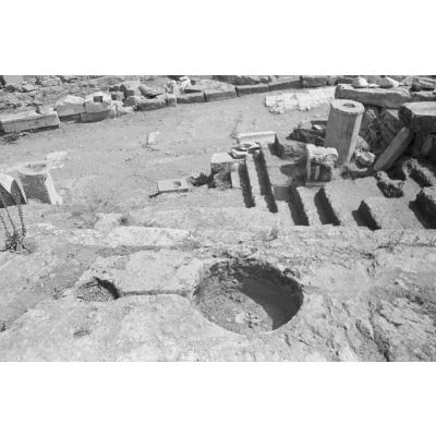 Dans les  ruines antiques d'Éleusis (Elefsina) : un autel de sacrifice des animaux et le creux où le sang a été recueilli.