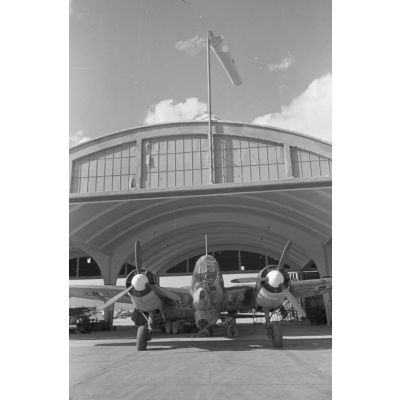 Un bombardier Junkers Ju-88 est sorti d'un hangar du terrain d'aviation d'Eleusis.