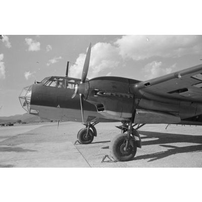 Un bombardier Dornier D-215 (selon la légende d'origine) codé NW+TV est préparé par le personnel au sol du terrain d'aviation d'Eleusis.
