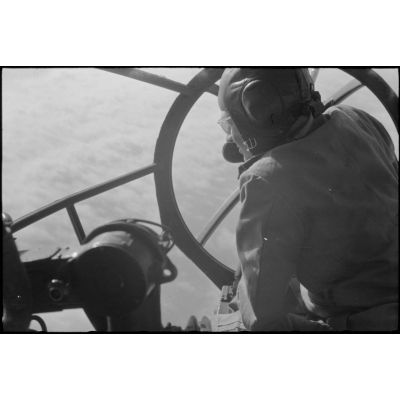 A bord d'un Heinkel He-111 "Zwilling" l'équipage admire le paysage lors d'un vol de transfert entre la France (Istres) et l'Italie (Naples-Pomigliano).