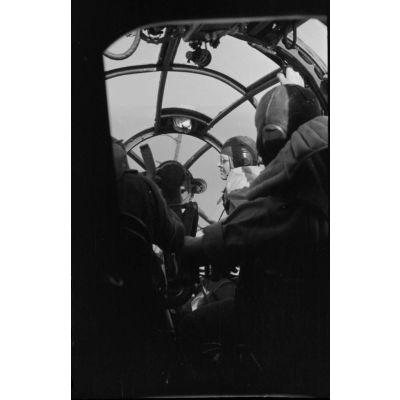 L'équipage d'un Heinkel He-111 "Zwilling" lors d'un vol de transfert entre la France (Istres) et l'Italie (Naples-Pomigliano).