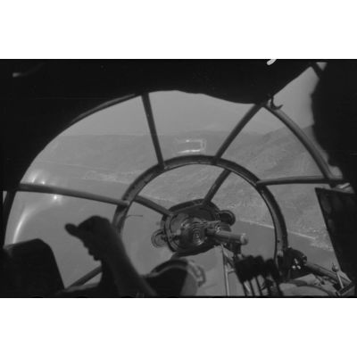 A bord d'un Heinkel He-111 "Zwilling" l'équipage admire le paysage lors d'un vol de transfert entre la France (Istres) et l'Italie (Naples-Pomigliano).